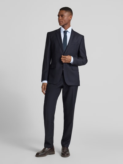 Männermodel trägt Slim Fit Businesshemd aus Baumwoll-Mix mit Kentkragen van OLYMP, blauw, lange mouwen, sportmanchetten, voorkant, Ganzkörperansicht von vorne.