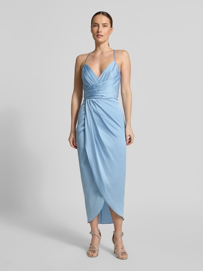 Frauenmodel trägt Cocktailkleid aus Satin in Wickel-Optik von V by Vera Mont in Hellblau mit Spaghettiträgern, Gerader-Schnitt, Midikleid, Brustweite 36 cm, Rückenlänge 122 cm, Ganzkörperansicht von vorne.