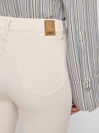 BOSS jeansy w kroju regular fit bootcut z mieszanka bawełny model 'ROSALYA 5.0' Złamany biały 3