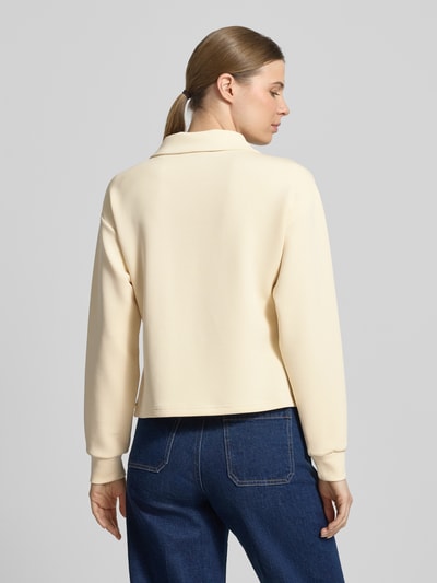 Vrouwenmodel draagt Sweatshirt met ritssluiting van Scotch & Soda, materiaalmix met lyocell, regular fit, platte kraag, rugaanzicht.