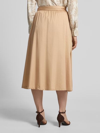 Vrouwenmodel draagt Midi-Rock aus Baumwoll-Mix van s.Oliver BLACK LABEL in effen kleuren, uitlopend model, midilengte, katoenmix, Ganzkörperansicht Rückansicht.