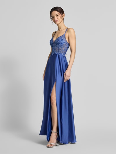 Frauenmodel trägt Abendkleid mit Stitchings und rückseitiger Schnürung von Laona aus blauem Satin, Ziersteinbesatz, Maxikleid, taillierter Schnitt, Ganzkörperansicht von vorne. Rückenlänge bei Größe 36: 143 cm, Brustweite: 37 cm.