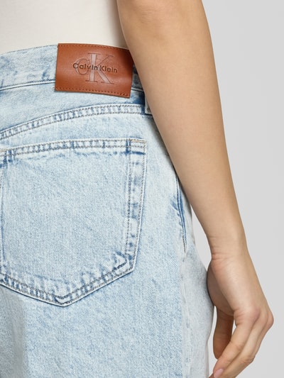 Frauenmodel trägt Jeansshorts mit Label-Detail von Calvin Klein Jeans in Used-Look, Reine Baumwolle, Regular-Fit, Eingrifftaschen, Detailaufnahme Rückansicht.