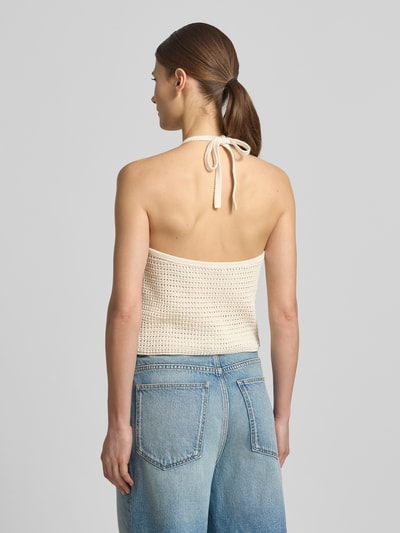 Vrouwenmodel draagt Neckholder met structuurpatroon van Drykorn in puur katoen, slim fit, vetersluiting achter, ruglengte maat S 25 cm. Ganzkörperansicht Rückansicht.