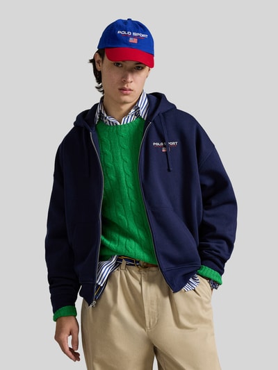 Männermodel trägt Relaxed Fit Sweatjacke aus Baumwoll-Mix von Polo Ralph Lauren in Dunkelblau, unifarben, Label-Schriftzug, Nahaufnahme Oberkörper.