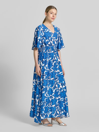 Frauenmodel trägt Maxikleid aus Viskose-Mix mit Kordelzug Modell 'KAIA' von B.Young, blaues Blumenmuster, taillierter Schnitt, V-Ausschnitt, Ganzkörperansicht von vorne, Kontext: Rückenlänge 35 cm, Brustweite 44 cm, Ärmellänge 31 cm bei Größe 36.