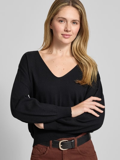 Modelka nosi Sweter z dzianiny z mieszanki bawełny i kaszmiru Model 'RISORY' od Drykorn, krój relaxed fit, dekolt w serek, długość tyłu 53 cm, długość rękawów 48 cm, damski, widok całej sylwetki od przodu