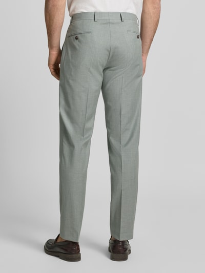 Männermodel trägt Regular Fit Stoffhose mit Bügelfalten von bugatti in hellem Grau, Baumwoll-Mix, Ganzkörperansicht Rückansicht. Bundweite 42 cm, Innenbeinlänge 80 cm, Eingriff- und Gesäßtaschen, Knopf- und Reißverschluss, Größe 50.
