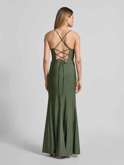 Frauenmodel trägt Abendkleid in Maxilänge von Luxuar in Olivgrün, Satin, Spaghettiträger, gekreuzter Rücken, Ganzkörperansicht Rückansicht.