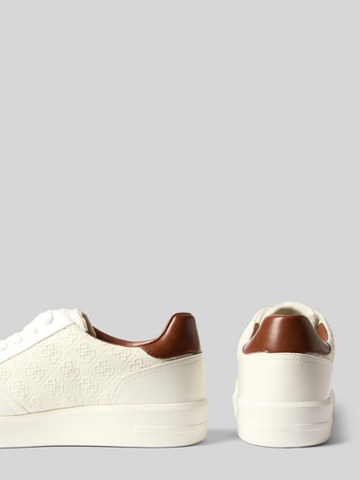 Produktfoto, Sneaker mit Strukturmuster Modell 'YUJEN2' von Guess, weiß mit braunem Akzent, abgerundete Spitze, strukturierte Oberfläche, Schnürverschluss, leicht profilierte Sohle, Label-Detail, Absatzhöhe 4 cm, Schafthöhe 8 cm, Schaftweite 10 cm.