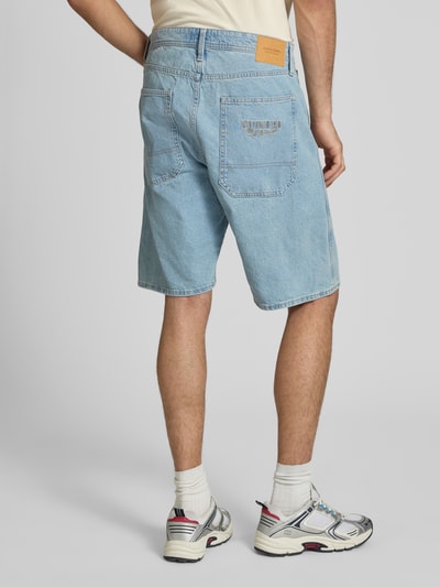 Männermodel trägt Jeansshorts im 5-Pocket-Design Modell 'ALEX' von Jack & Jones aus reiner Baumwolle, Straight Fit, hellblau, Ganzkörperansicht Rückansicht. Bundweite Größe M 44 cm, Innenbeinlänge 30 cm.