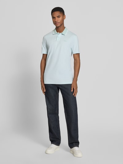 Männermodel trägt Relaxed Fit Poloshirt aus reiner Baumwolle Modell 'PEOXFORDNEW' von BOSS, Mehrfarbig, Logo-Print, Ganzkörperansicht von vorne.