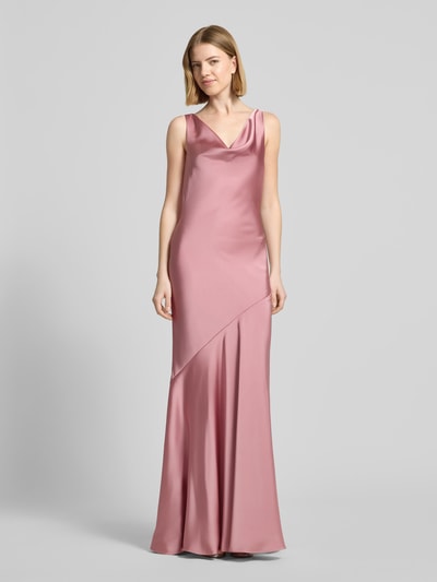 Frauenmodel trägt Abendkleid mit Wasserfall-Ausschnitt und breiten Trägern von Mascara aus glänzendem Satin, körpernaher-Schnitt, Maxikleid, Rückenausschnitt, Reißverschluss hinten, Farbe Rosé, Ganzkörperansicht von vorne. Rückenlänge bei Größe 36: 156 cm, Brustweite: 30 cm.