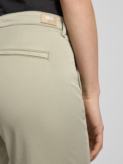 Frauenmodel trägt Chino mit Eingrifftaschen von MAC aus Baumwoll-Elasthan-Mix, Regular-Fit, Gesäßtaschen, Nahaufnahme Rückansicht.