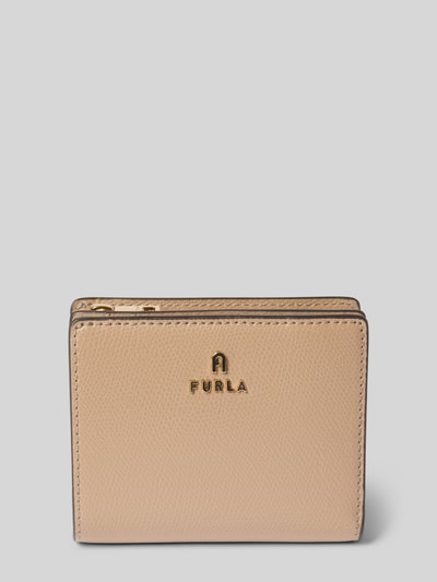 Produktfoto, beżowy portfel Portemonnaie mit Label-Detail Modell 'CAMELIA' von FURLA z detalem z logo, główna przegroda z zamkiem błyskawicznym, różne wpuszczane przegródki, delikatna faktura