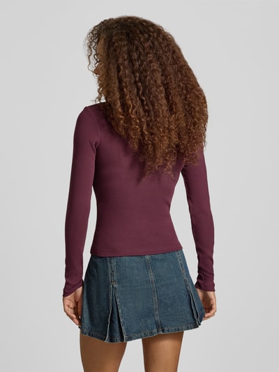 Vrouwenmodel draagt shirt met lange mouwen in bordeaux, mix van katoen en elastaan, skinny fit, riblook, Model 'FREYA' van JJXX, ruglengte maat S 50 cm, rugaanzicht