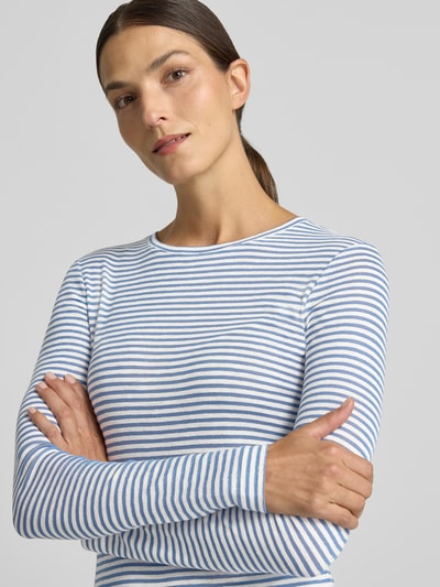 Frauenmodel trägt Longsleeve mit Streifen-Muster von Rich & Royal aus reiner Baumwolle, tailliert, Glitzer-Details, Nahaufnahme Oberkörper.