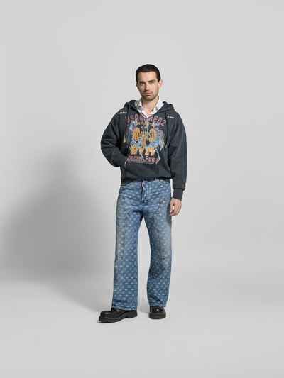 Männermodel trägt Oversized Hoodie aus Baumwolle von Dsquared2 im Used-Look mit Kapuze und Känguru-Tasche, Herren, Ganzkörperansicht von vorne.