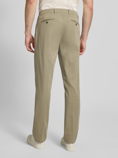 Männermodel trägt Regular Fit Hose mit Gesäßtaschen Modell 'Evans' von Brax in Beige, Baumwoll-Mix mit Stretch, Ganzkörperansicht Rückansicht.