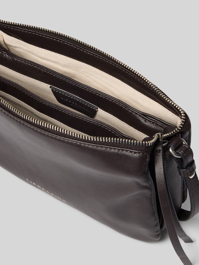 Produktfoto, Crossbody Bag aus echtem Leder Modell 'Nina' von LIEBESKIND BERLIN mit geteiltem Hauptfach, Reißverschluss, Logo-Detail, dunkle glatte Oberfläche, Maße 24 cm Breite, 15 cm Länge, 6 cm Tiefe, 120 cm Schulterriemen, schlichte Farben und dezente Textur.