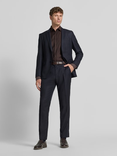 Männermodel trägt Slim Fit Business-Hemd mit Kentkragen von Christian Berg Men, donkerbruin, zuiver katoen, lange mouwen, knopenlijst, geheellichaamsaanzicht van voren.