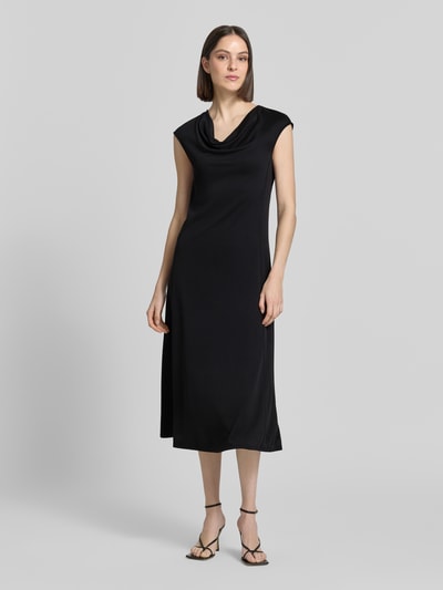 Kobiece model nosi sukienkę midi Regular Fit Midikleid mit Wasserfall-Ausschnitt model 'Vetusta' od MM by Max Mara, mieszanka mikromodalu, krój regular fit, bez rękawów, długość tyłu w rozmiarze S: 120 cm, szerokość w rozmiarze S: 43 cm, kolor czarny, gładka tekstura, widok całej sylwetki od przodu.