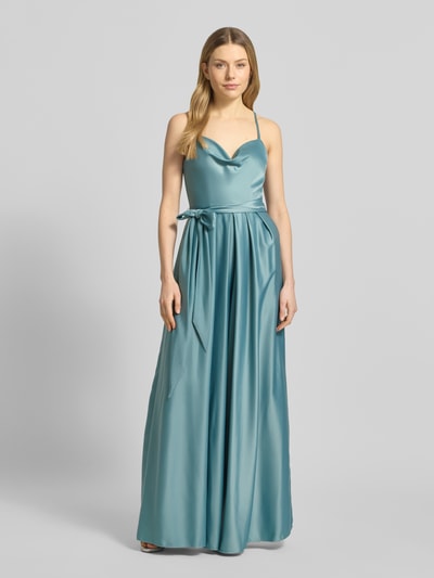 Vrouwenmodel draagt Jumpsuit mit Wasserfall-Ausschnitt und Spaghettiträgern van Hey Kyla, satijn, getailleerd model, strikceintuur, haakjes- en ritssluiting, turquoise, gladde glanzende textuur, lange totale lengte, ganzebodyvoorzijde.