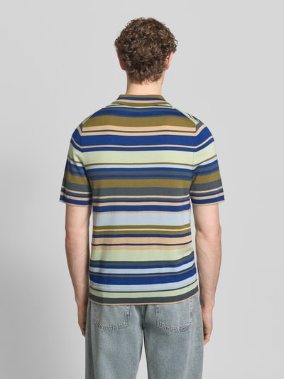 Männermodel trägt Slim Fit Poloshirt aus reiner Wolle in Strick-Optik von PAUL SMITH, bunt gestreift, Kurzärmelig, Rückenlänge 70 cm, Ganzkörperansicht Rückansicht.