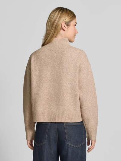 Vrouwenmodel draagt Turtleneck-Pullover met Woll-Anteil und Rundhalsausschnitt van Neo Noir, Materiaalmix met wol, recht model, ribboorden, ruglengte maat 36: 53 cm, mouwlengte maat 36: 53 cm, gebreide textuur in beige tinten, Ganzlichaamsaanzicht achterkant