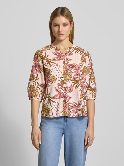 Frauenmodel trägt Regular Fit Bluse mit floralem Allover-Print von Soyaconcept aus Reine Baumwolle, Tunika-Ausschnitt, Knopfleiste, Frontansicht, Nahaufnahme Oberkörper.