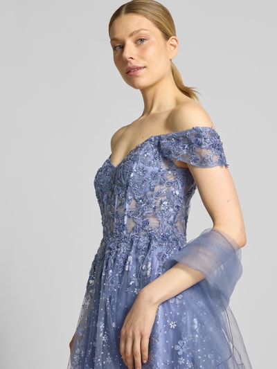 Frauenmodel trägt Maxikleid mit Stitchings und Pailletten von Unique, A-Linie, Mesh, Corsagenkleid, lila Töne, Nahaufnahme Oberkörper.