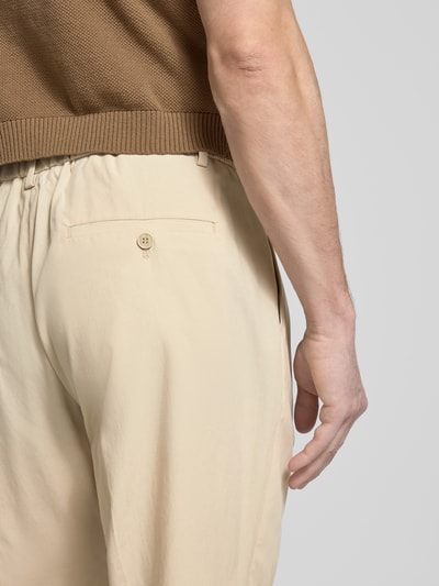 Männermodel trägt Regular Fit Hose mit Bügelfalten Modell 'LUIS' von Antony Morato im Lyocell-Baumwoll-Mix, Detailaufnahme Rückansicht.