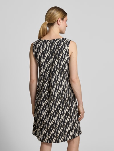 Frauenmodel trägt Knielanges Kleid mit Schlüsselloch-Ausschnitt von Betty Barclay, Material-Mix mit Stretch-Anteil, Straight Fit, abstraktes Wellenmuster in Schwarz und Beige, glatte Textur, Knielänge, Rückenlänge bei Größe 36: 91 cm, Brustweite bei Größe 36: 44 cm, Ganzkörperansicht Rückansicht.