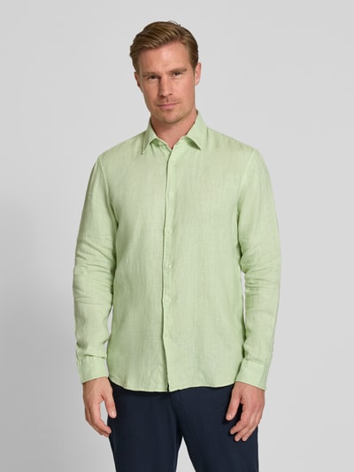 Männermodel trägt Leinenhemd mit Kentkragen von MCNEAL in hellgrün, Reines Leinen, Regular-Fit, Knopfleiste, Ganzkörperansicht von vorne. Rückenlänge bei Größe L: 77 cm, Schulterbreite bei Größe L: 50 cm, Ärmellänge bei Größe L: 68 cm.