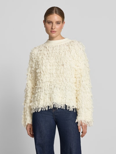 Frauenmodel trägt Strickpullover mit Fransen Modell 'PINAR' von Cph Muse, cremefarben, Regular Fit, Nahaufnahme Oberkörper.