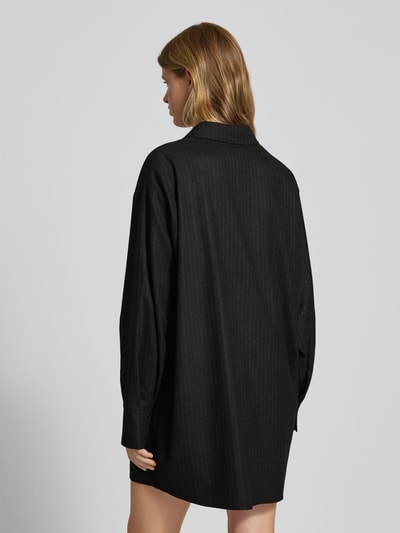 Frauenmodel trägt Minikleid mit Hemdblusenkragen von Karo Kauer in Schwarz, lockerer Schnitt, Material-Mix, Rückansicht, Ganzkörperansicht.