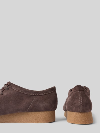 Produktfoto, Mokassins aus echtem Leder Modell 'Wallabee' von Clarks, brązowa naturalna skóra, zaokrąglony kształt, wiązanie, gładka podeszwa, wysokość obcasa w rozmiarze 44: 3 cm, wysokość cholewki w rozmiarze 44: 8 cm, szerokość w rozmiarze 44: 14 cm