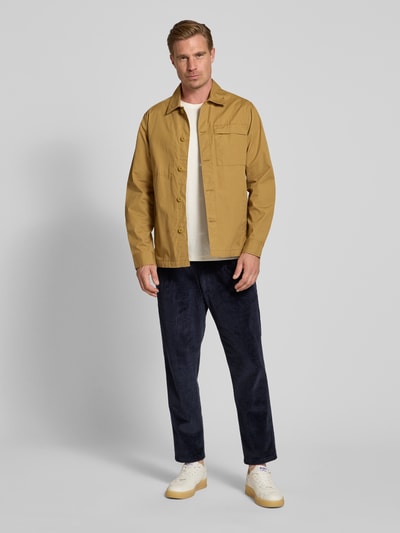Männermodel trägt dunkelblaue Straight Fit Hose aus Baumwoll-Mix Modell 'Chasy' von DRYKORN mit Cord-Optik, Ganzkörperansicht von vorne. Herren Hose mit elastischem Material, Gesäßtaschen, Knopf- und Reißverschluss, Bundweite 40 cm, Innenbeinlänge 71 cm.