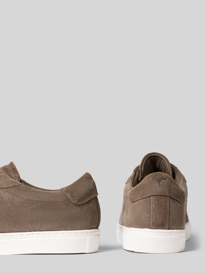 Produktfoto, Sneaker aus echtem Rindsleder Modell 'velluto stirata coralie' von JOOP! SHOES, beige Wildleder mit weißer Sohle, glatte und samtige Textur