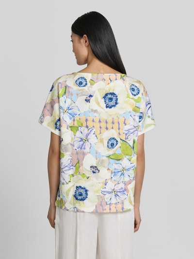 Frauenmodel trägt T-Shirt aus Viskose-Mix im Allover-Look von Christian Berg Woman mit floralem Muster, Regular-Fit, Rundhalsausschnitt, Ganzkörperansicht Rückansicht.