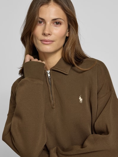 Kobiece modelka nosi bluzę Sweatshirt mit Label-Stitching od Polo Ralph Lauren z mieszanki bawełny, luźny krój, kołnierzyk polo, zamek błyskawiczny, wyhaftowane logo, prążkowane wykończenia, zbliżenie na górną część ciała.