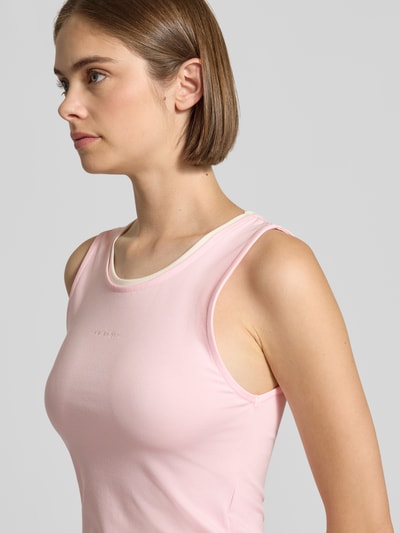 Kobiece modelka nosi top Tanktop in Layering-Optik Modell 'Eden' od OH APRIL, krój slim fit, efekt warstw, okrągły dekolt, długość tyłu w rozmiarze S: 46 cm, zbliżenie na górną część ciała.