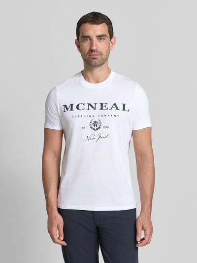 Męski t-shirt z nadrukiem z logo i okrągłym dekoltem T-Shirt mit Label-Print und Rundhalsausschnitt von MCNEAL, bawełna, krój regular fit, długość tyłu w rozmiarze M: 68 cm, kolor biały, prosta struktura, Ganzkörperansicht von vorne.