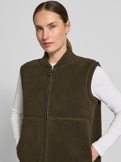 Frauenmodel trägt olivgrüne kamizelka z miękkiej tekstury mit stójka, Regular Fit Weste mit Stehkragen Modell 'SC-ONYX 3' von Soyaconcept, Ganzkörperansicht von vorne, Damen Weste von Soyaconcept