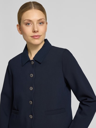 Vrouwenmodel draagt Regular Fit Blazer met steekzakken model 'DORINA' van GUIDO MARIA KRETSCHMER WOMAN, donkerblauw, knoopsluiting, vlakke kraag, maat 36 borstbreedte 36 cm, ruglengte 52 cm, mouwlengte 61 cm, vooraanzicht bovenlichaam