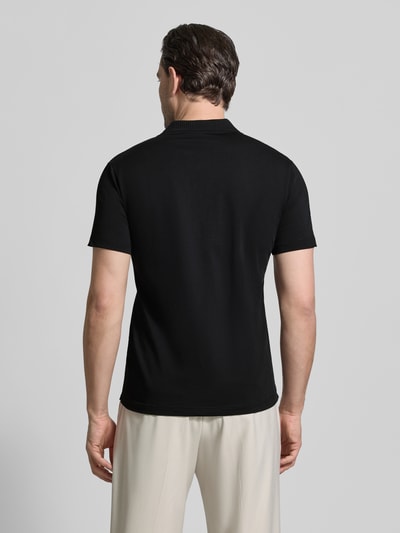 Männermodel trägt Slim Fit Polo-Shirt mit Logo-Applikation von Antony Morato, schwarze Baumwolle, Rückansicht, Ganzkörperansicht Rückansicht.
