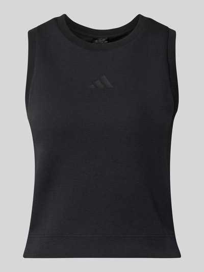 Frauenmodel trägt Regular Fit Top mit Logo-Print von adidas Sportswear, schwarz, elastischer Material-Mix mit Modal, Rundhalsausschnitt, Nahaufnahme Oberkörper.