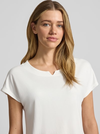 Frauenmodel trägt Regular Fit T-Shirt aus Modal-Mix von Tom Tailor, Optik: Unifarben, Label-Applikation, Jersey, Nahaufnahme Oberkörper.