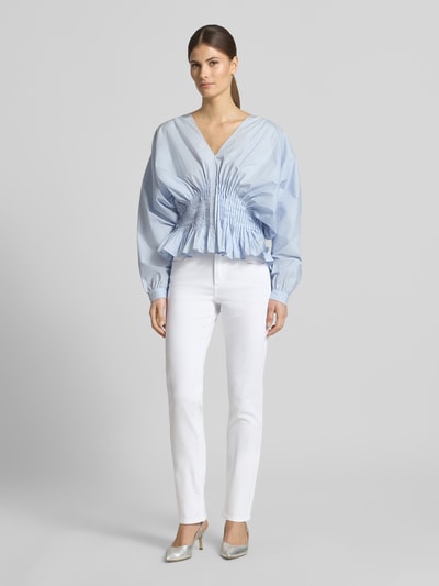 Kobiece modelka nosi Jeans mit Eingrifftaschen Modell 'CICI' od Angels, bawełna z domieszką stretchu, krój regular fit, przód w pełnej sylwetce, szerokość w rozmiarze 36/32: 38 cm, długość wewnętrzna nogawki: 84 cm