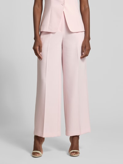 Frauenmodel trägt Wide Leg Hose mit Bügelfalten Modell 'Lee' von Forever New in zartem Rosa, Material-Mix mit Viskose, Nahaufnahme Unterkörper.